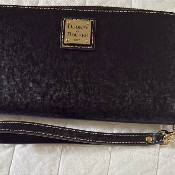 Dooney & Bourke Saffiano Shopper plus large zip around wristlet - Picture 2 of 9